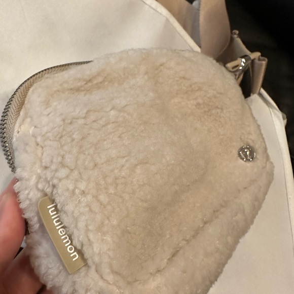 NWT Lululemon Fleece Everywhere Belt Bag in Ivory - Picture 4 of 5